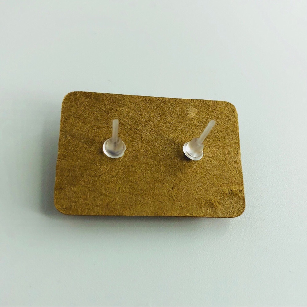 MINIMALIST AMETHYST ROUND STUDS 🦄 - Picture 2 of 4